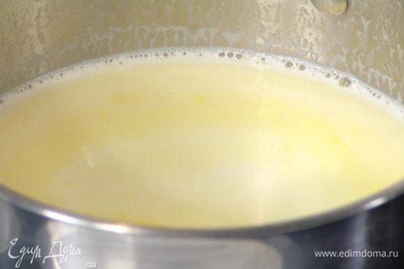 Молоко и предварительно размягченное сливочное масло поместить в кастрюлю и прогревать на маленьком огне, пока молоко не станет теплым и масло не растопится.