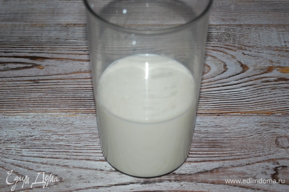 В молоко добавьте размягченный чернослив, халву и веточку свежей мяты. Пробейте блендером для полного объединения.
