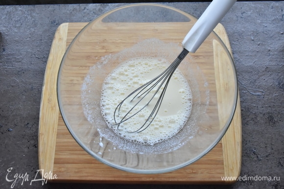 Кефир подогреваю в микроволновой печи 30 секунд. Добавляю яйцо, сахар, растительное масло, соль и перемешиваю компоненты венчиком.
