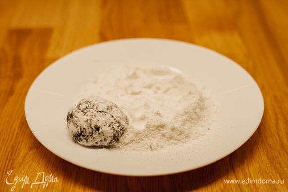 В тарелку просеять сахарную пудру. Покатать шарик, покрыв его сахарной пудрой со всех сторон.