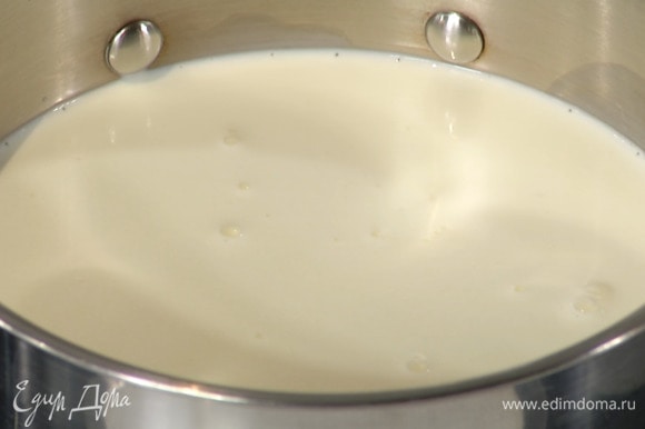 Молоко и сливки влить в кастрюлю, добавить нарезанный имбирь и довести до кипения.