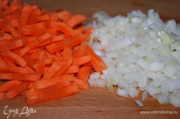 Лук очистите и мелко порубите. Морковь очистите и нарежьте на средние полоски.