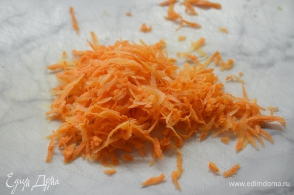 Морковь почистите, натрите на крупной терке.