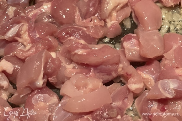 Добавляем нарезанное кубиками филе куриного бедра, обжариваем 10 минут. По желанию курицу можно дополнить грибами или брокколи.