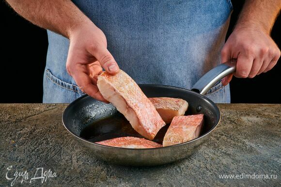 Выложите в сковороду куски рыбы и обжарьте по каждый 1 минуте с обеих сторон.