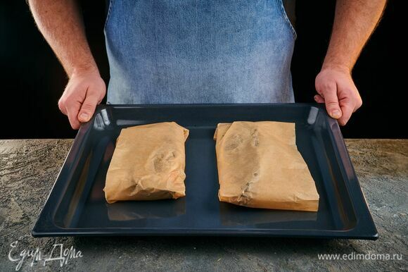 Сложите пергаментную бумагу. Запекайте рыбу в духовке около 20 минут при 190°C.