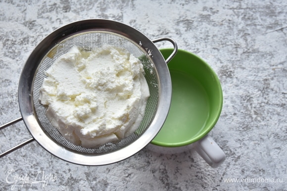 После того как лишняя влага стечет, масса станет похожа по консистенции на творожный сыр с приятной кислинкой. Добавляю к йогурту измельченный зубчик чеснока, солю и перемешиваю.