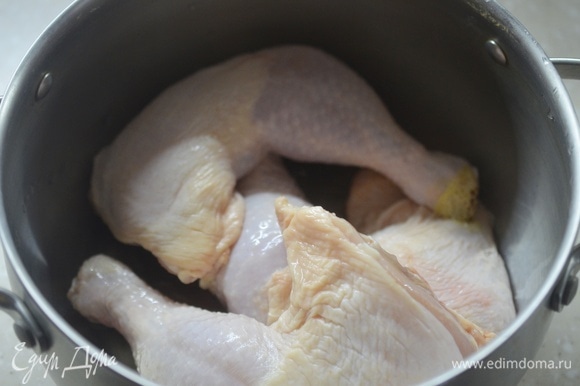 Курицу помойте, положите в кастрюлю. Можно взять любые части курицы: тушку, грудку, окорочка, шеи.