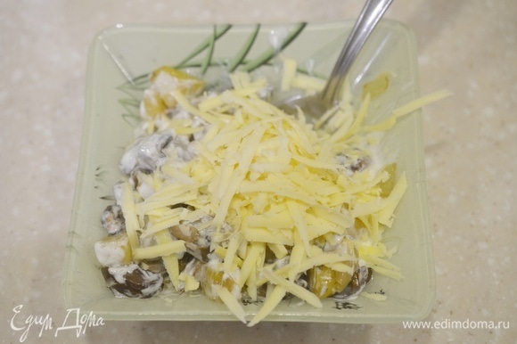 Сыр натрите на терке, ⅔ добавьте в грибную массу.