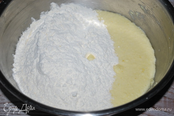 Муку соедините с разрыхлителем и солью. Добавьте к яично-масляной смеси, добавьте ванильный сахар по вкусу, перемешайте.