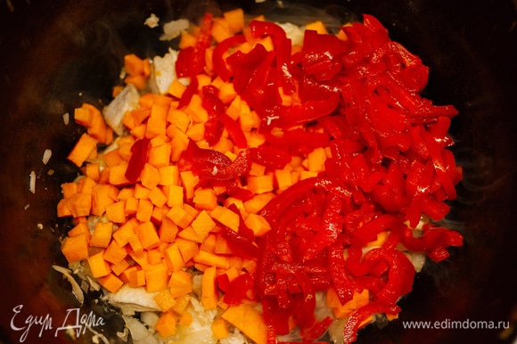 Добавить нарезанную кубиками морковь и болгарский перец.