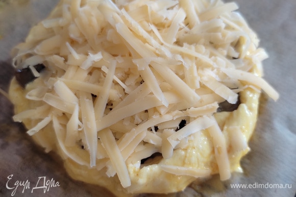 Щедро посыпать тертым сыром. Выпекать в разогретой до 180°C духовке примерно 20 минут. Ориентируйтесь по своей духовке.
