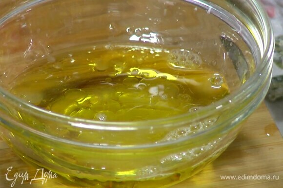 Приготовить заправку: из оставшейся половинки лимона выжать сок, добавить оливковое масло, мед, посолить, поперчить и перемешать.