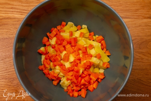 Добавить нарезанную кубиками морковь.