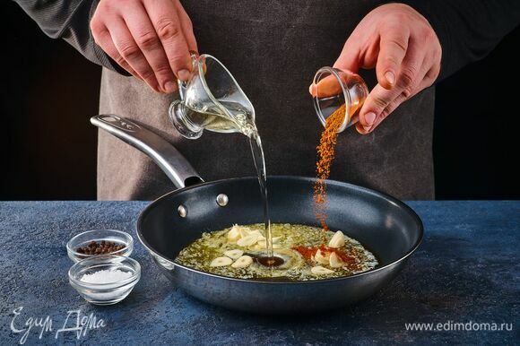 Для маринада растопите сливочное масло, добавьте чеснок, соль, черный и красный перец, а также кунжутное масло.