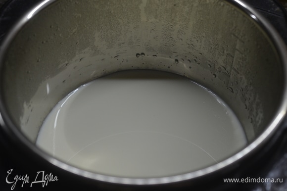 В чашу мультиварки влейте молоко. Подогрейте молоко в режиме «Выпечка» около 10 минут.