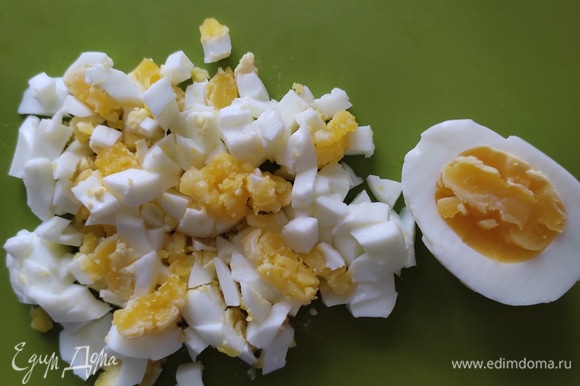 Яйца отварить так, чтобы желток остался немного жидким. Нарезать мелкими кусочками.