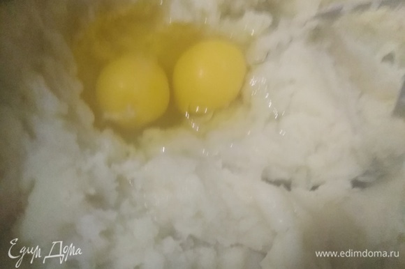 Картофель отварить в подсоленной воде. Слить воду, добавить сливочное масло, размять. Вбить яйца и еще раз размять.