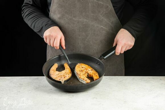 Обжарьте рыбу на сковороде в оливковом масле.