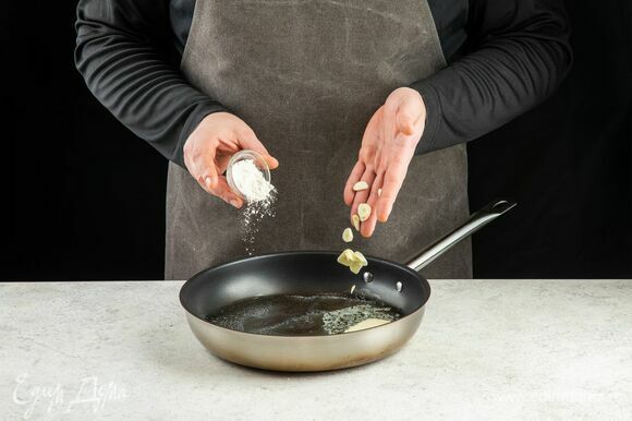 В отдельной сковороде разогрейте сливочное масло, обжарьте рубленый чеснок и муку. Добавьте бульон.