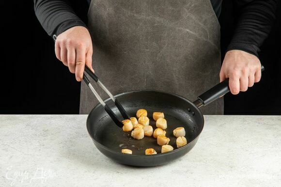 В сковороде разогрейте оливковое и сливочное масло. Выложите гребешки, посолите, поперчите и обжарьте с двух сторон в течение 2 минут до золотистого цвета. Переложите гребешки в тарелку.