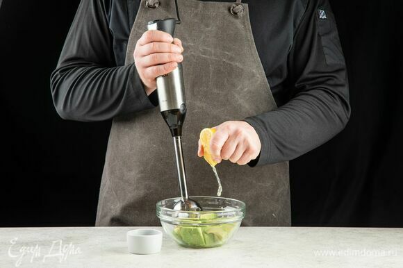 Мякоть выложите в чашу блендера. Добавьте сок половины лимона и рубленый розмарин. Пробейте блендером до однородной консистенции.