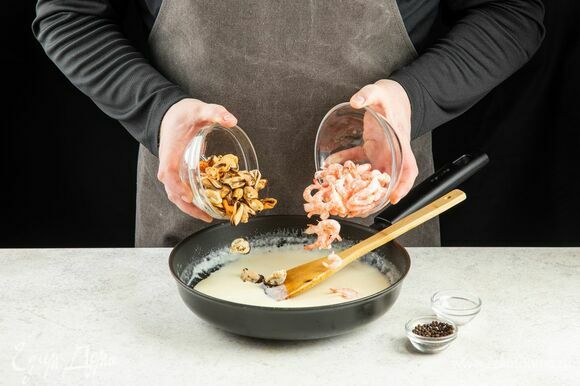 Соедините нарезанные морепродукты со сливочным соусом. Прогрейте в течение 5 минут.