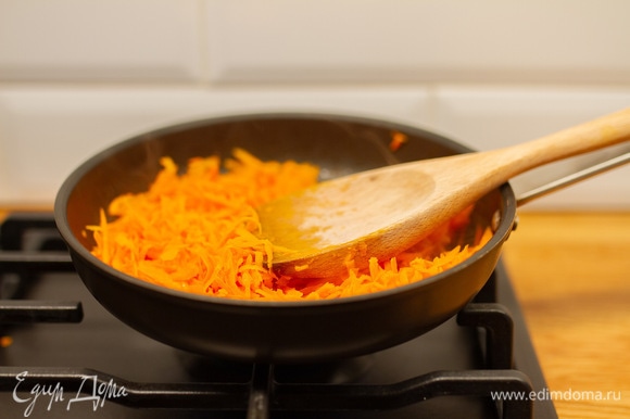 В сковороде обжарить на растительном масле тертую морковь.