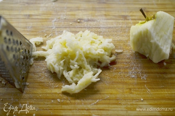 Яблоко почистите, натрите на терке и добавьте в салат.