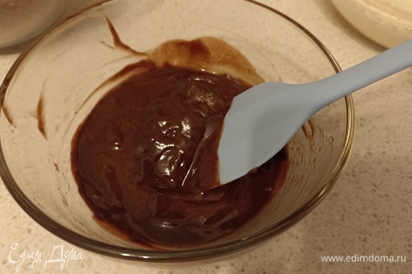 Масло и 85 г шоколада нарезать на кусочки и растопить в микроволновке или на водяной бане. Размешать до однородности.