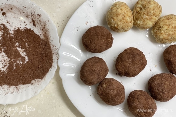 Скатать шарики, придать чуть вытянутую форму. Обвалять в смеси какао и сахарной пудры.