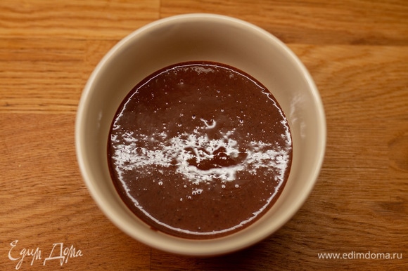 Приготовить крем для покрытия: шоколад залить горячими сливками, перемешать. Убрать в холодильник остывать.