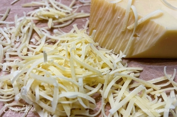 Сыр натрите на мелкой терке, лучше взять сыр с пряным вкусом.