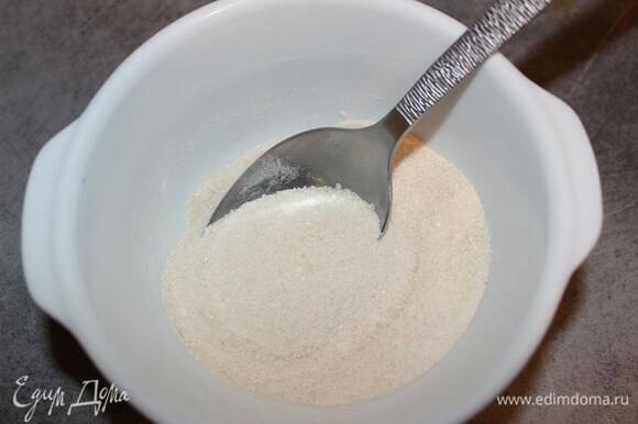 Добавьте сахар и проварите 1–2 минуты. У меня на фото пектин с сахаром. Я использую пектин (7 г) в качестве загустителя, так как он дает более нежную структуру желе, чем желатин. Если вы используете желатин, то предварительно размочите его в воде, затем добавьте в кипящее пюре и хорошо размешайте.