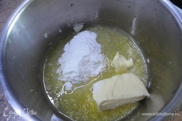 Для лимонного крема цедру и сок лимона с сахарной пудрой и сливочным маслом помещаем в кастрюльку и, помешивая, нагреваем на водяной бане, пока не растопится масло. Уберите кастрюльку с нагрева.