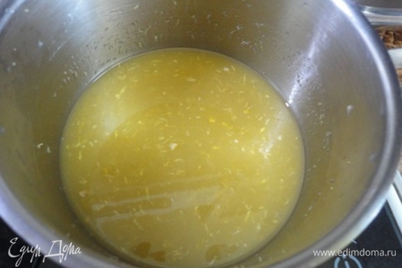 В отдельной посуде венчиком взбиваем яйца и, помешивая, струйкой вливаем в лимонно-масляную смесь. Возвращаем кастрюльку на водяную баню и, помешивая, прогреваем до загустения. На это уйдет около 7–10 минут.