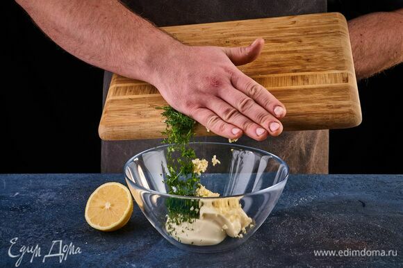 Добавьте к сыру мелко нарезанные чеснок и укроп. Сбрызните лимонным соком и перемешайте.