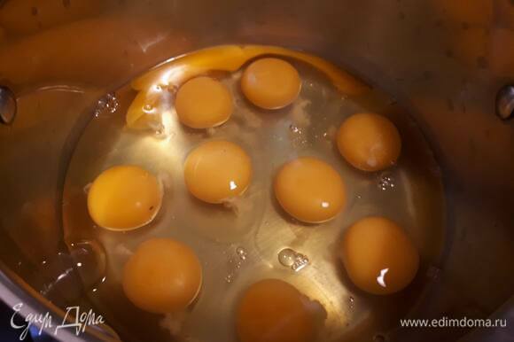 Отдельно взбейте яйца до образования пенки.