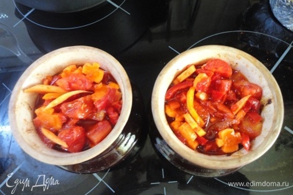 Добавьте овощи вместе с выделившимся соком в горшочки и запекайте еще в течение 20 мин.