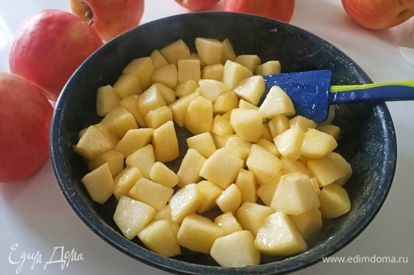 Очистить и нарезать кубиками три яблока. Переложить в небольшую сковороду. Добавить сахар (40 г), ванилин (1уп.), кукурузный крахмал (5 г) и сок половины лимона. Перемешать, поставить на небольшой огонь и готовить яблоки в течение 5–7 минут, периодически помешивая.