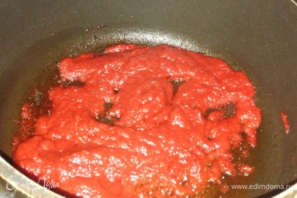 За это время сделать соус. В ложке растительного масла обжарить томатную пасту с добавлением сахара.