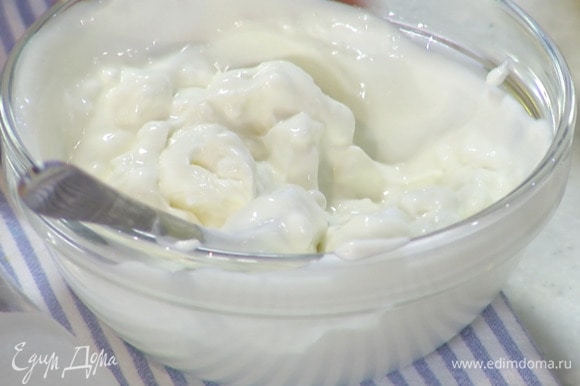 Козий сыр перемешать с йогуртом и выложить слоем на дно широкой тарелки.