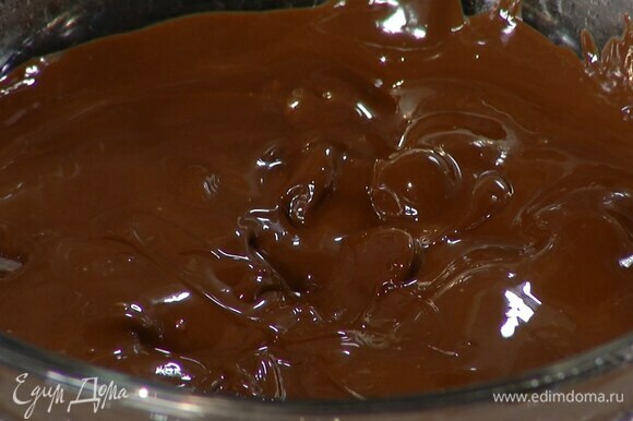 Шоколад растопить на водяной бане и остудить, так чтобы он был теплым.