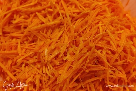 Морковь почистить и натереть на терке для корейской моркови. В ингредиентах указан вес уже очищенной моркови. Добавить соль. Перемешать, немного проминая морковь руками. Оставить на 10 минут.
