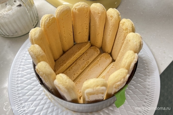 Печенье савоярди выложить в разъемную форму на дно и по бокам.