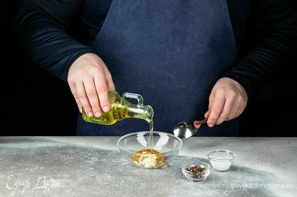 Приготовьте заправку: соедините оливковое масло, горчицу, чеснок, соль и перец.