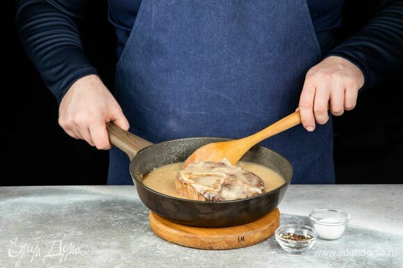 К соусу выложите обжаренное мясо, накройте сковороду крышкой, убавьте огонь и тушите на минимальном огне 1,5 часа.