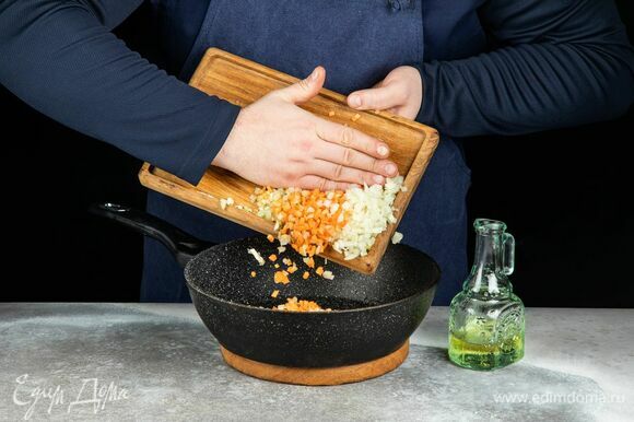 Лук, морковь, сельдерей и чеснок нарежьте и обжарьте на оливковом масле.