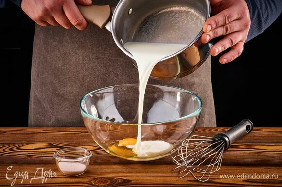 Разогрейте молоко примерно до 40°C. В глубокую чашу разбейте яйцо, добавьте сахар и соль. Перемешайте венчиком. Влейте тонкой струйкой теплое молоко.