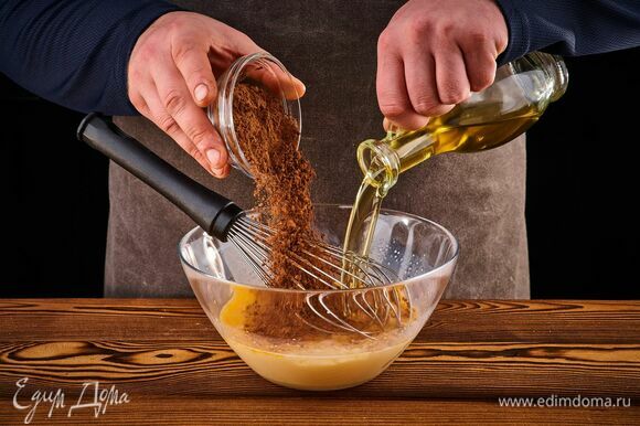 Добавьте какао-порошок, растительное масло. Введите небольшими порциями муку. Замешайте однородное тесто.